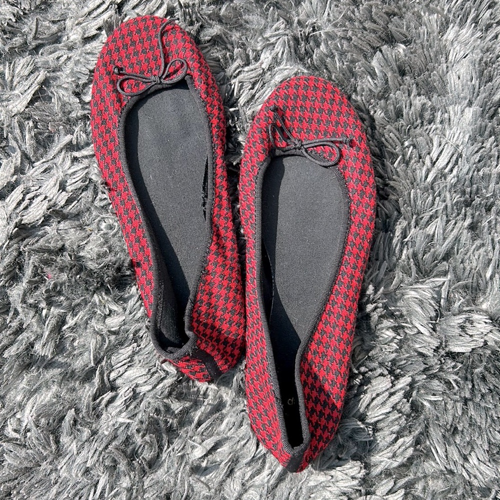Gap NWOT women’s red and black hounds tooth canvas flats. Size 9